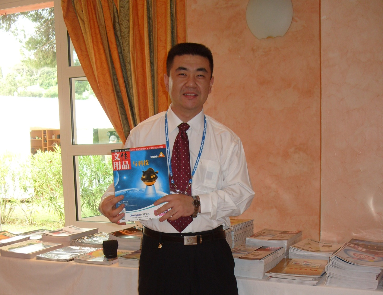 2008年本刊主编赵磊在法国参加国际文具资源日活动
